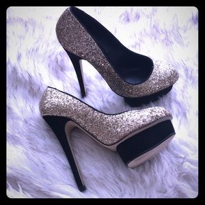 Stunning gold heels!